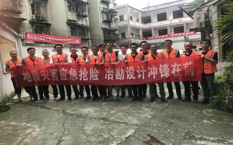 争分夺秒，，，，，千里驰援陇南灾区