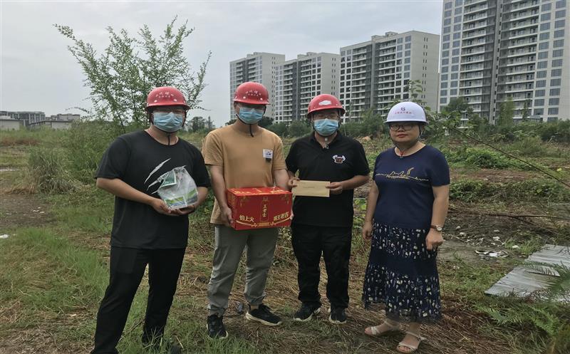 酷暑慰问到一线，，，，，，，清凉关怀入人心